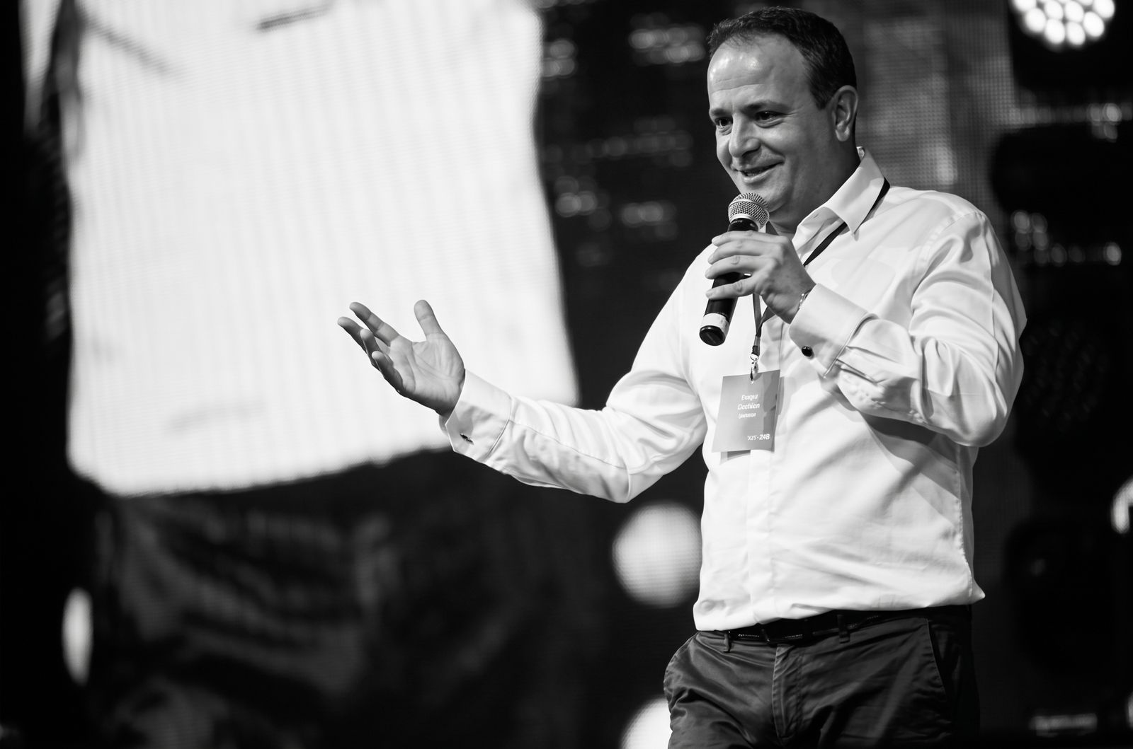 Sergiu Teodosiu vorbind pe scenă, cu microfonul în mână